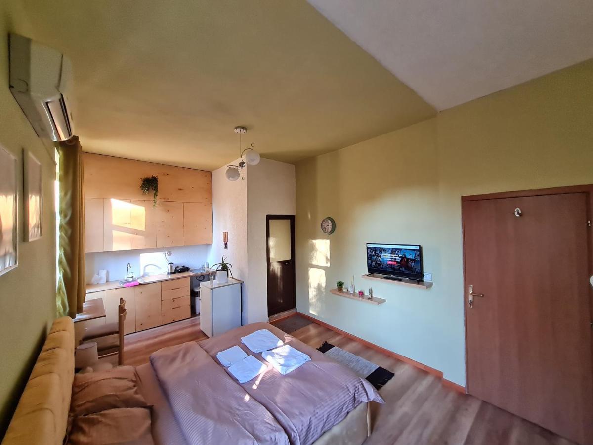 Ex-Block District Charming Studio Apartment With Treeish Sorrounding View! Тирана Екстер'єр фото